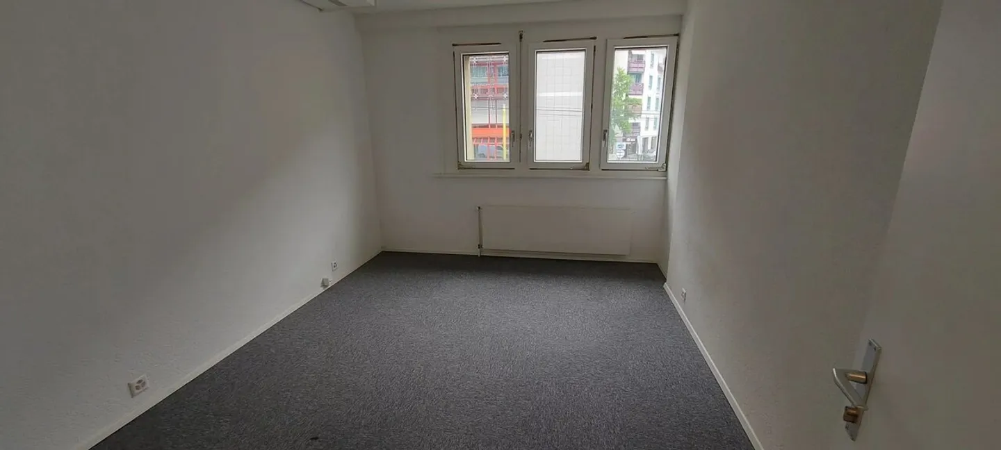 Bureaux de 100 m² idéalement situés - Photo 7 sur 8