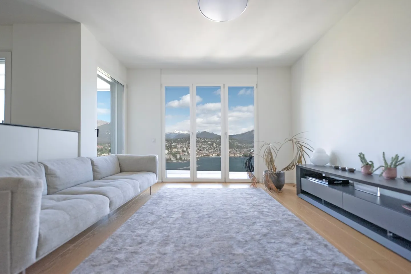 Large Penthouse with View and Rooftop Terrace - Photo 3 of 16