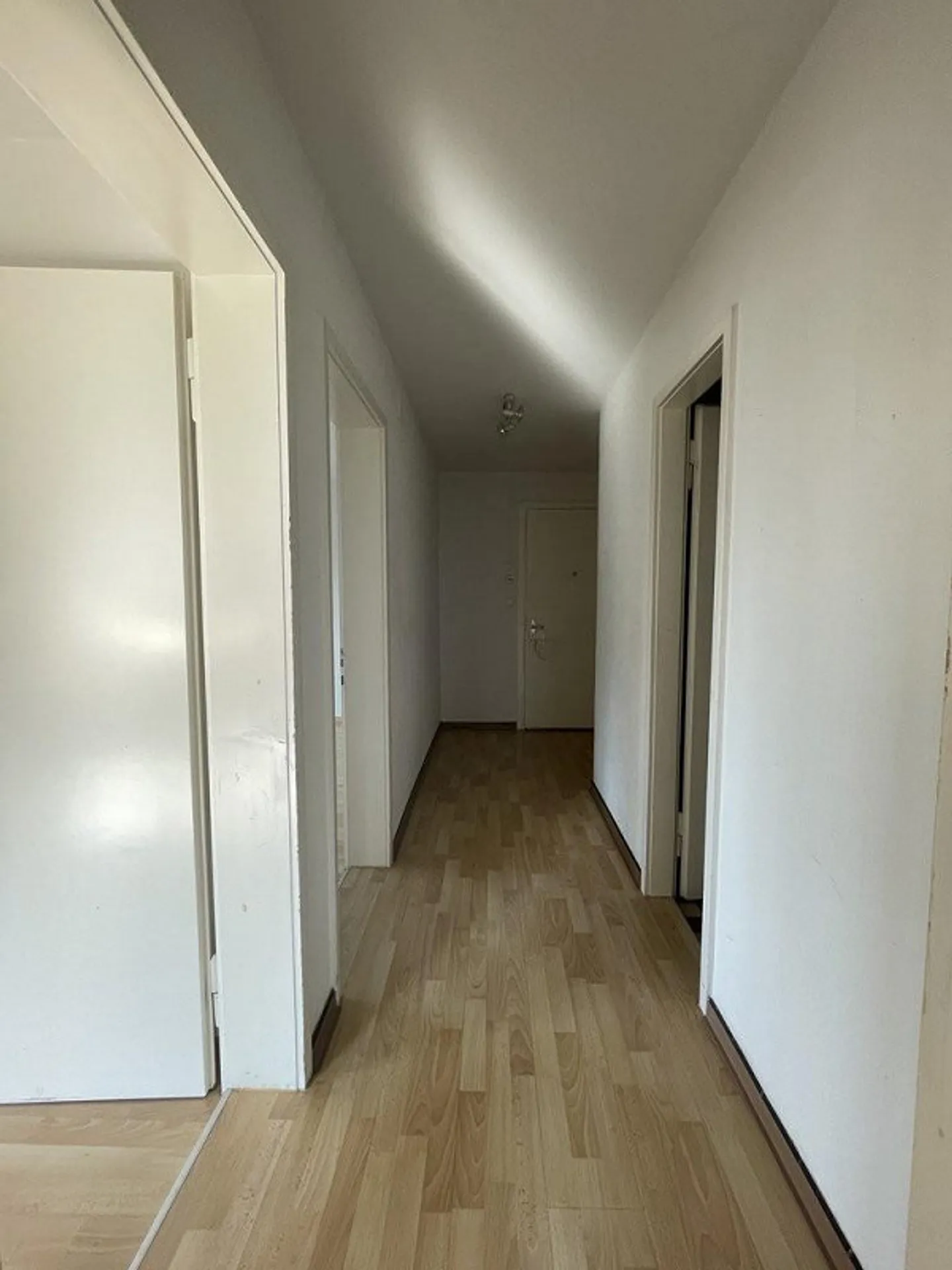 3-room apartment with two balconies from 01.07.2026 - Photo 5 of 6