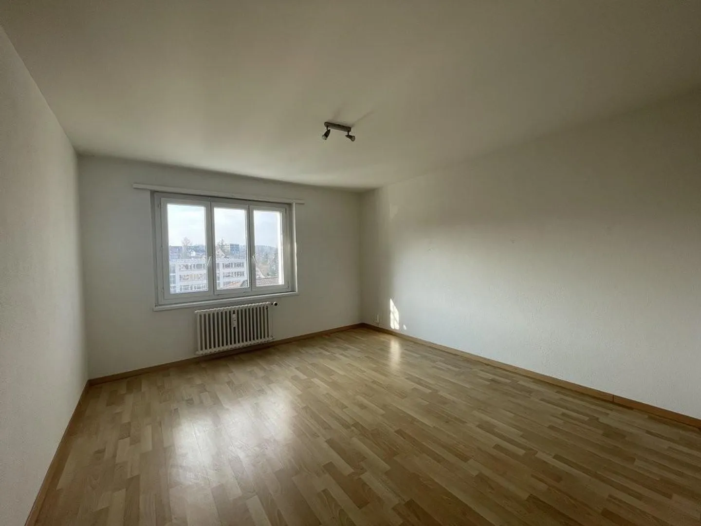 3-room apartment with two balconies from 01.07.2026 - Photo 4 of 6