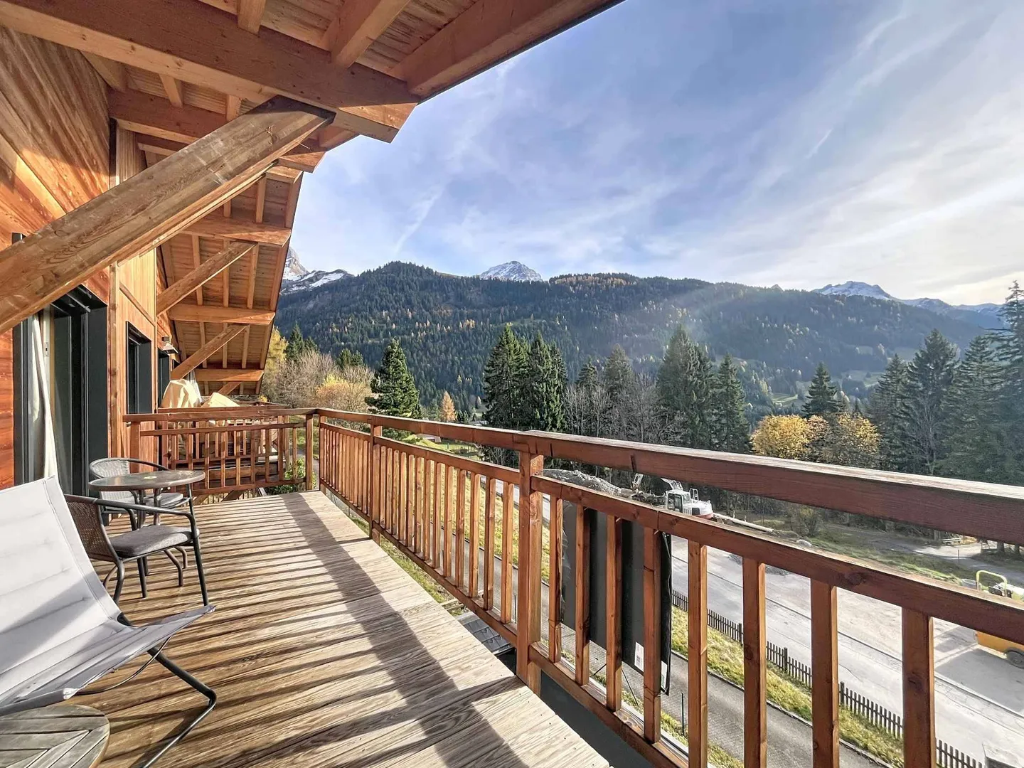 Luxury Apartment with Mountain View - Photo 5 of 10