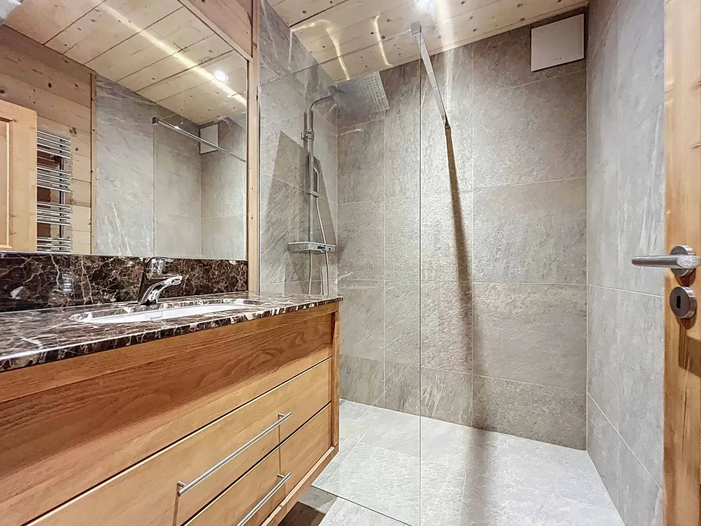 Luxury Apartment with Mountain View - Photo 7 of 10