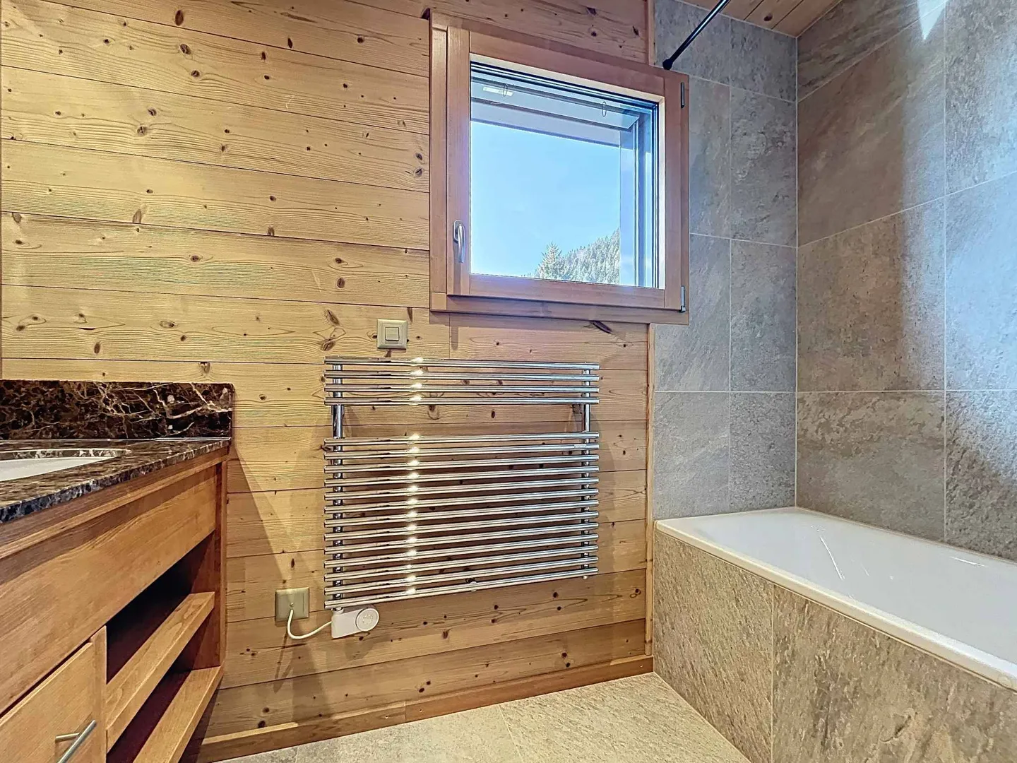 Luxury Apartment with Mountain View - Photo 10 of 10