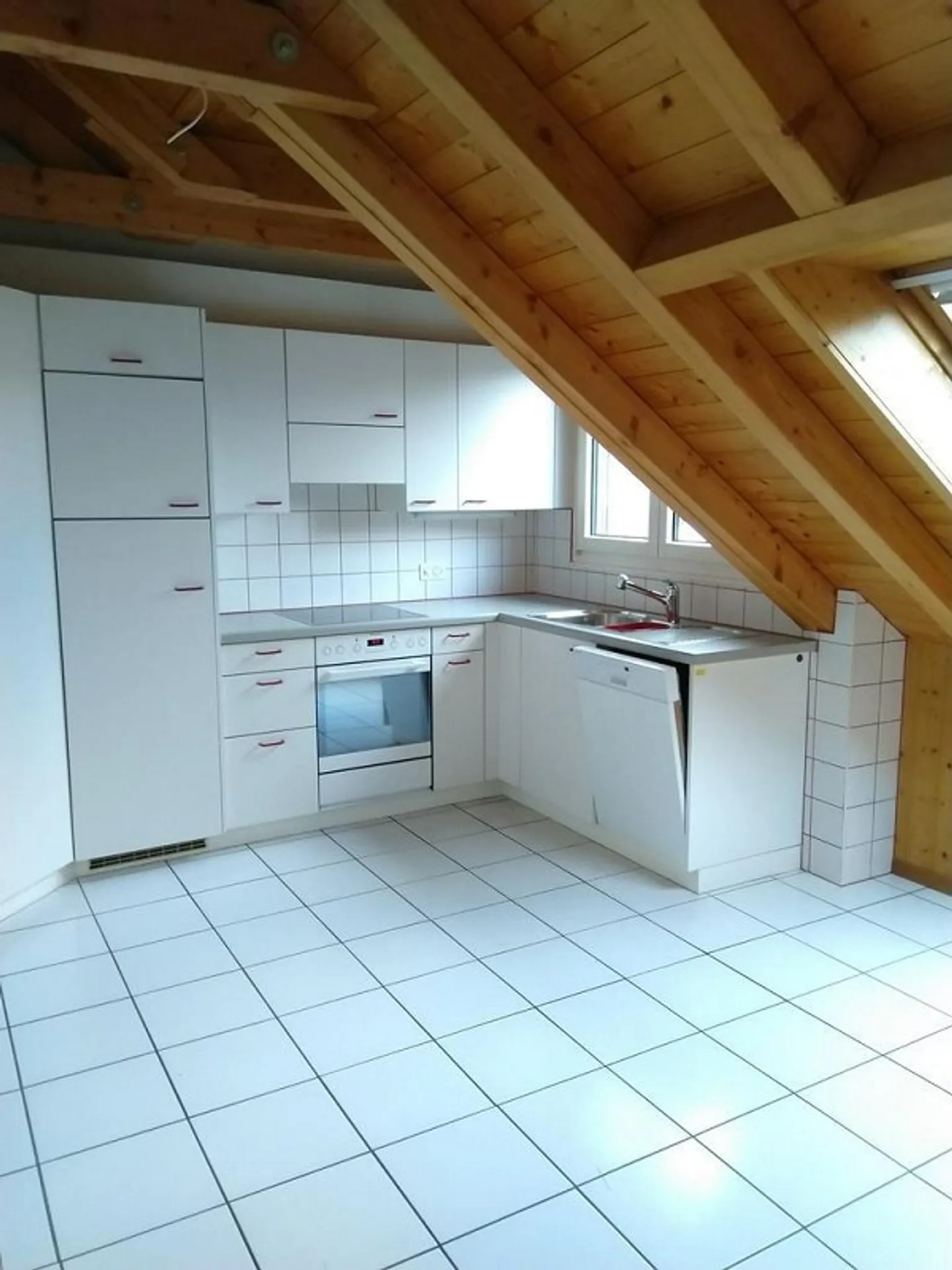 Appartement sous les combles lumineux incluant une salle de bricolage et un compartiment de cave - Photo 2 sur 10