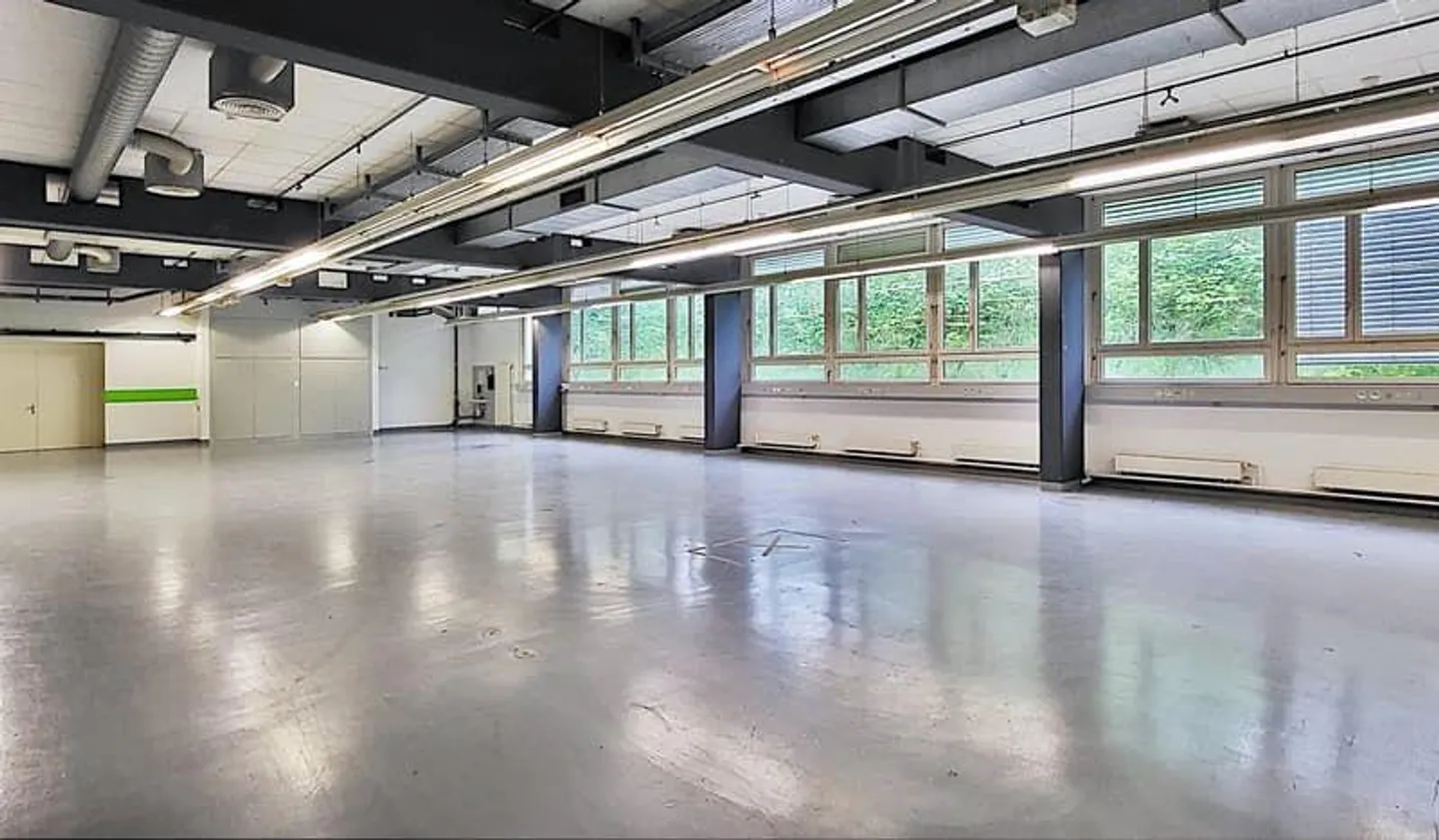 Gewerbehalle mit Hohem Decken - Foto 1 von 8