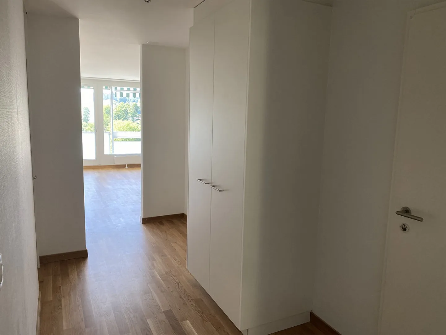 Appartement rénové de 3,5 pièces avec vue sur la verdure - Photo 2 sur 10