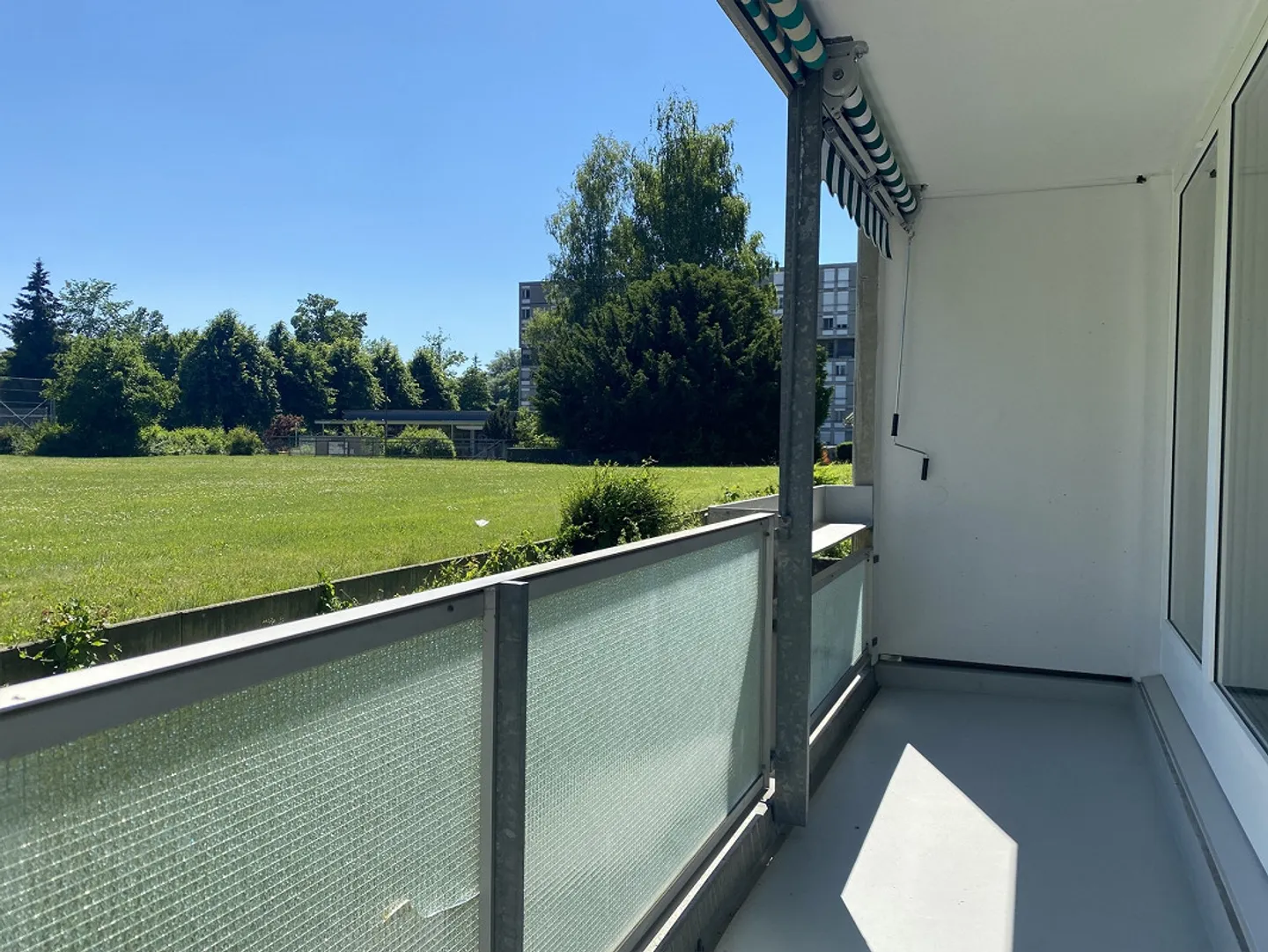 Appartement rénové de 3,5 pièces avec vue sur la verdure - Photo 3 sur 10