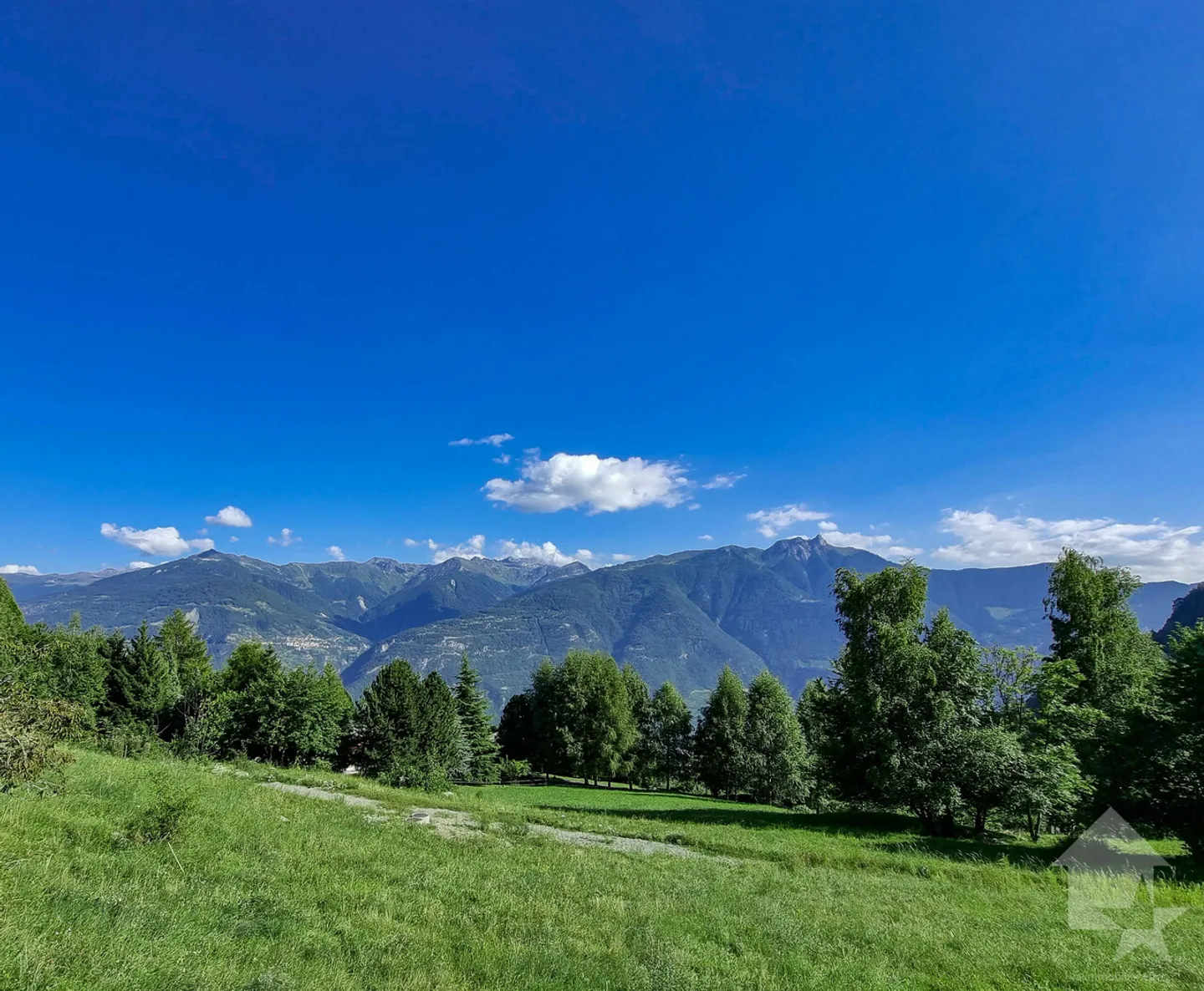 Chalet di 5,5 stanze su piano, tranquillo, soleggiato, bella vista - Foto 2 di 5