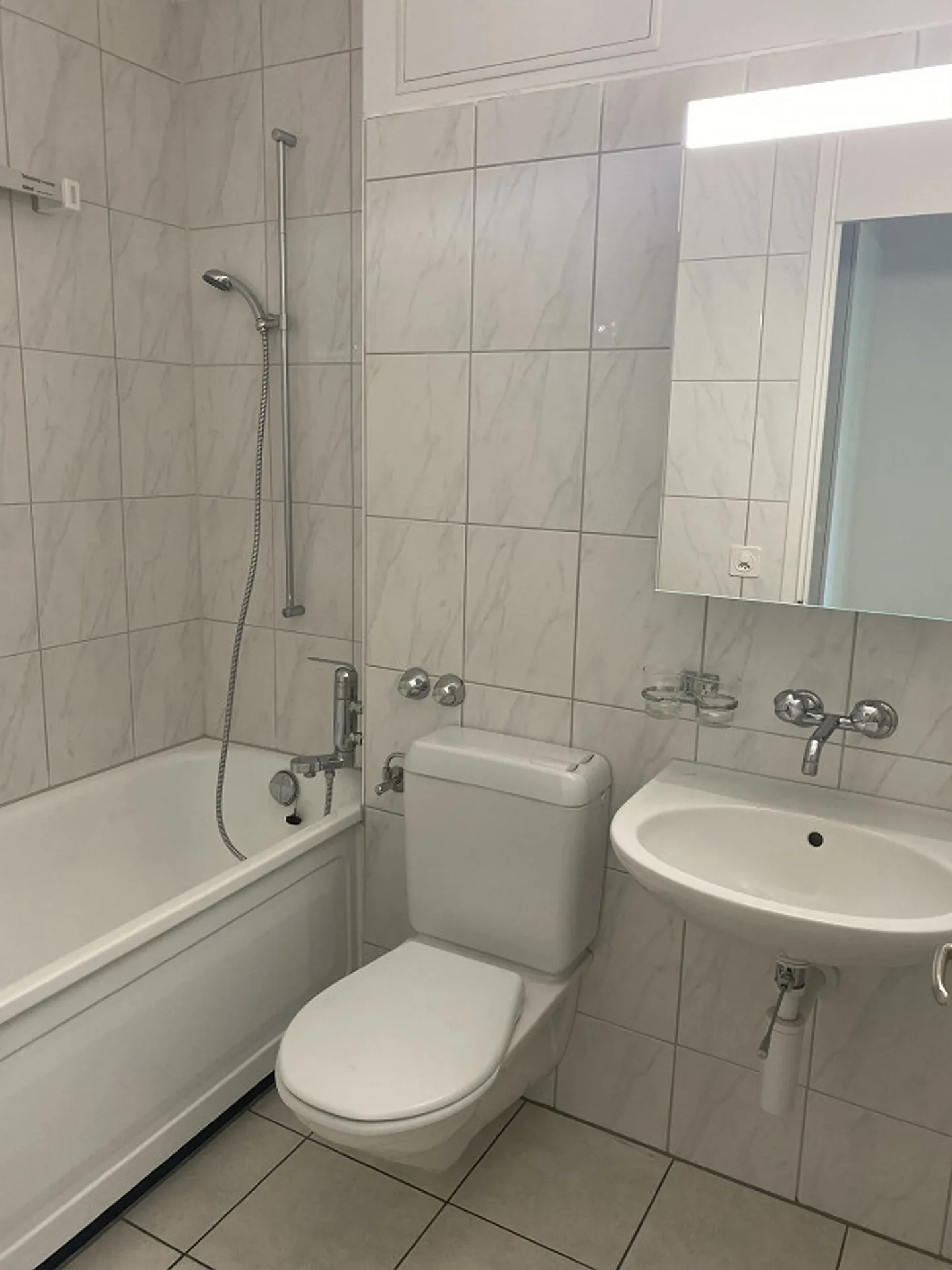 Appartement rénové de 3,5 pièces avec vue sur la verdure - Photo 9 sur 10