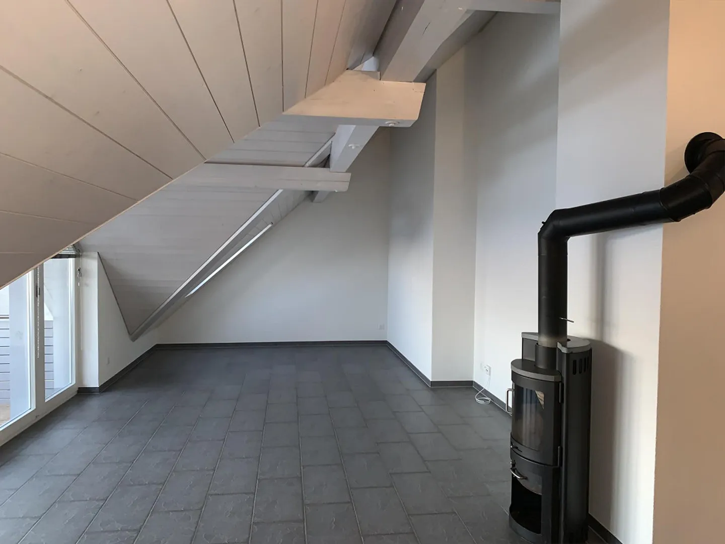 grosszügige 3.5-Zimmer-Dachwohnung mit Top-Aussicht in Grossaffoltern - Foto 3 von 15