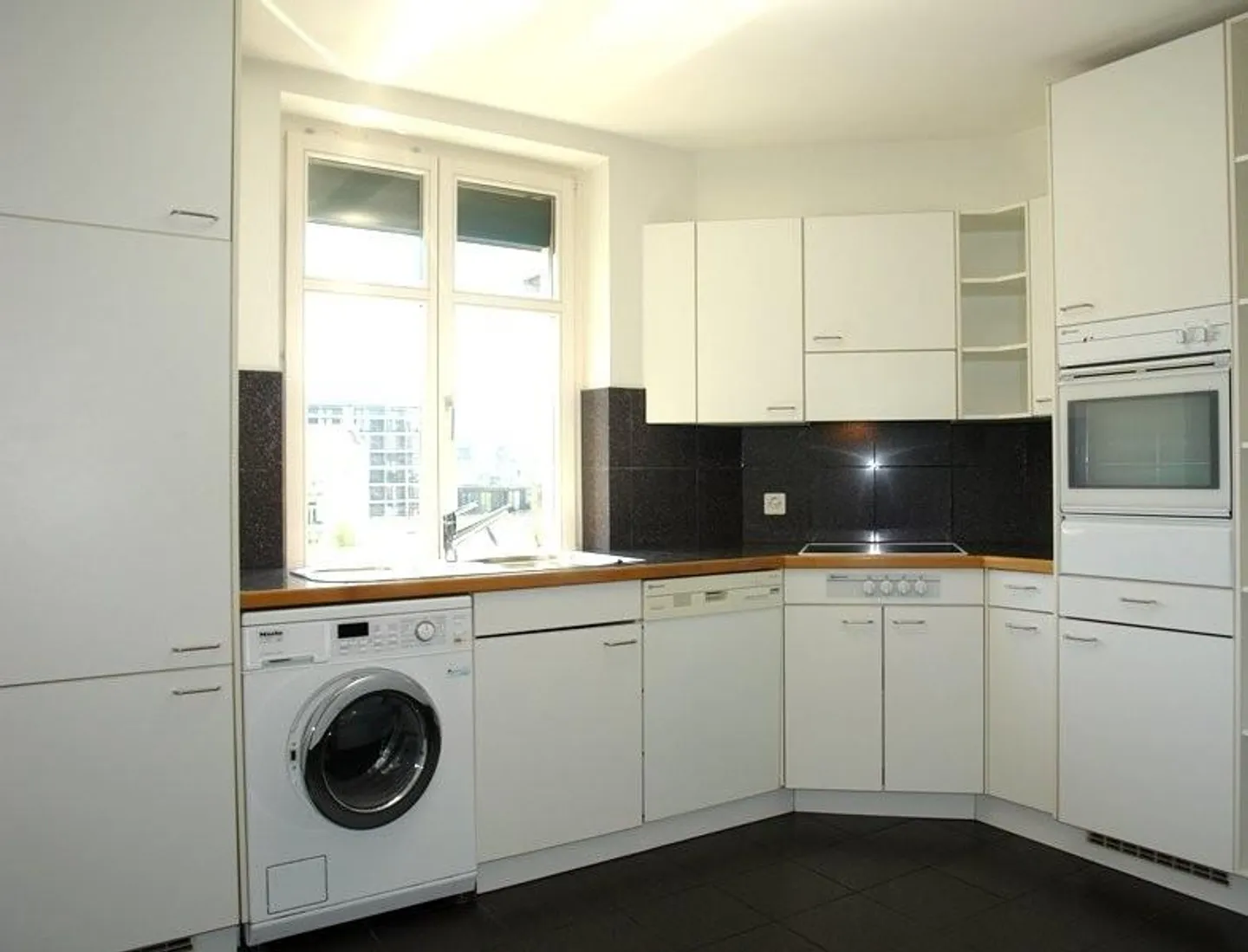 Maisonette-Dachwohnung dans un immeuble historique - Photo 2 sur 9