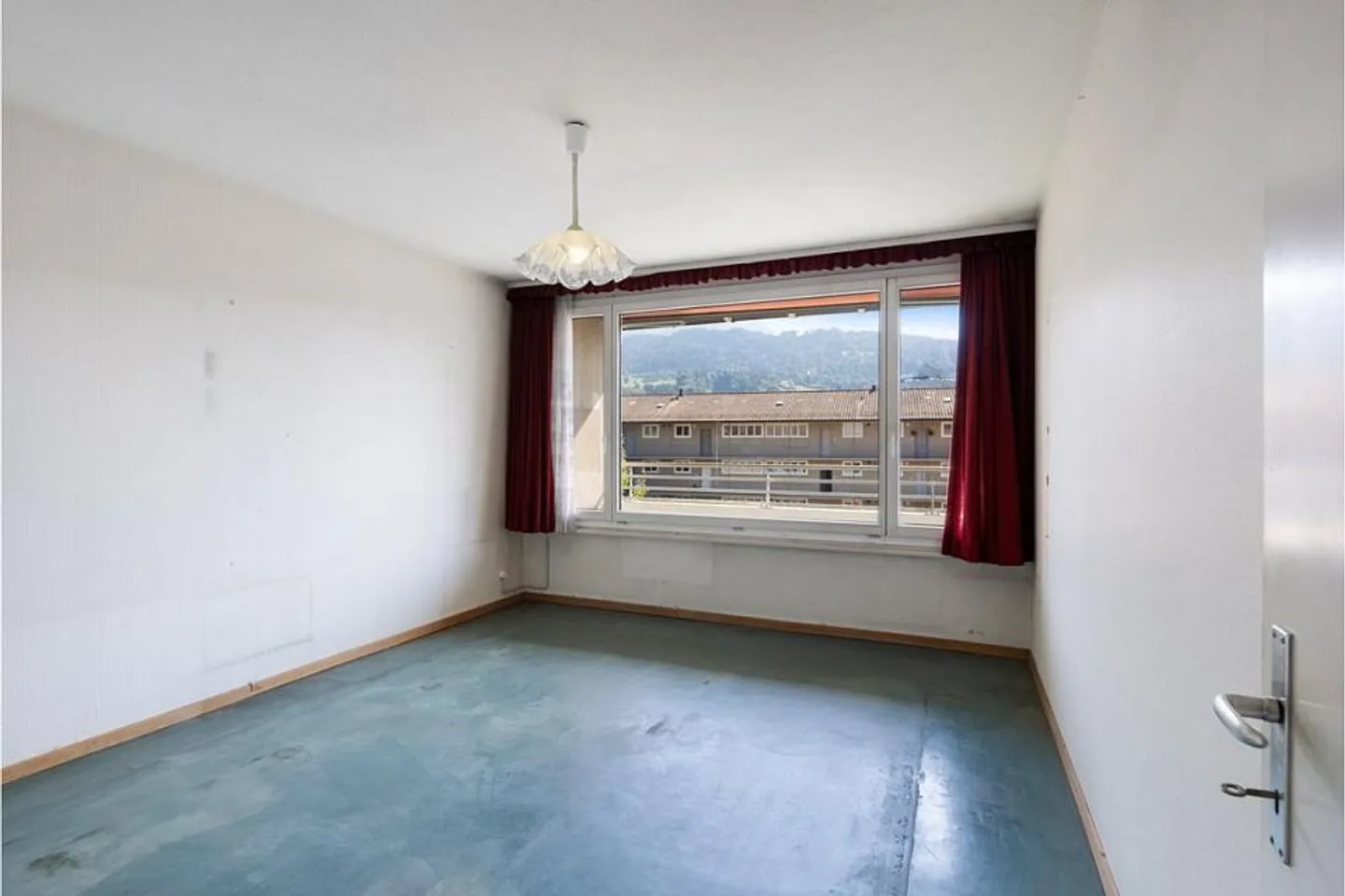 3.5-Zimmer-Dachwohnung mit viel Gestaltungspotenzial - Photo 5 of 6