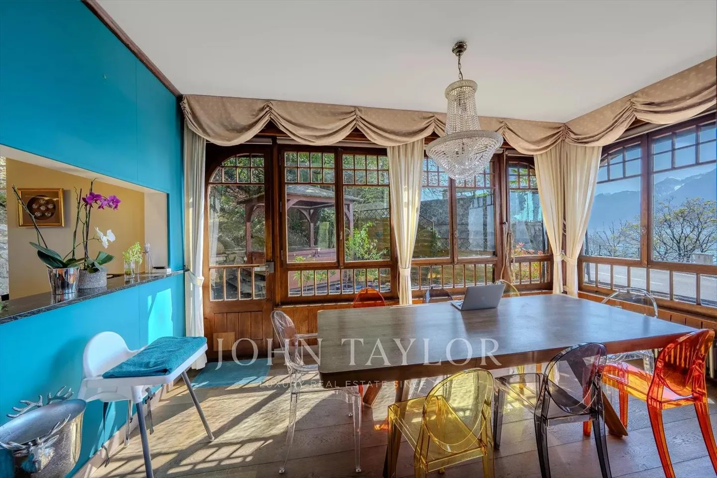 Magnificent chalet with exceptional views of the lake and mountains - Photo 5 of 13