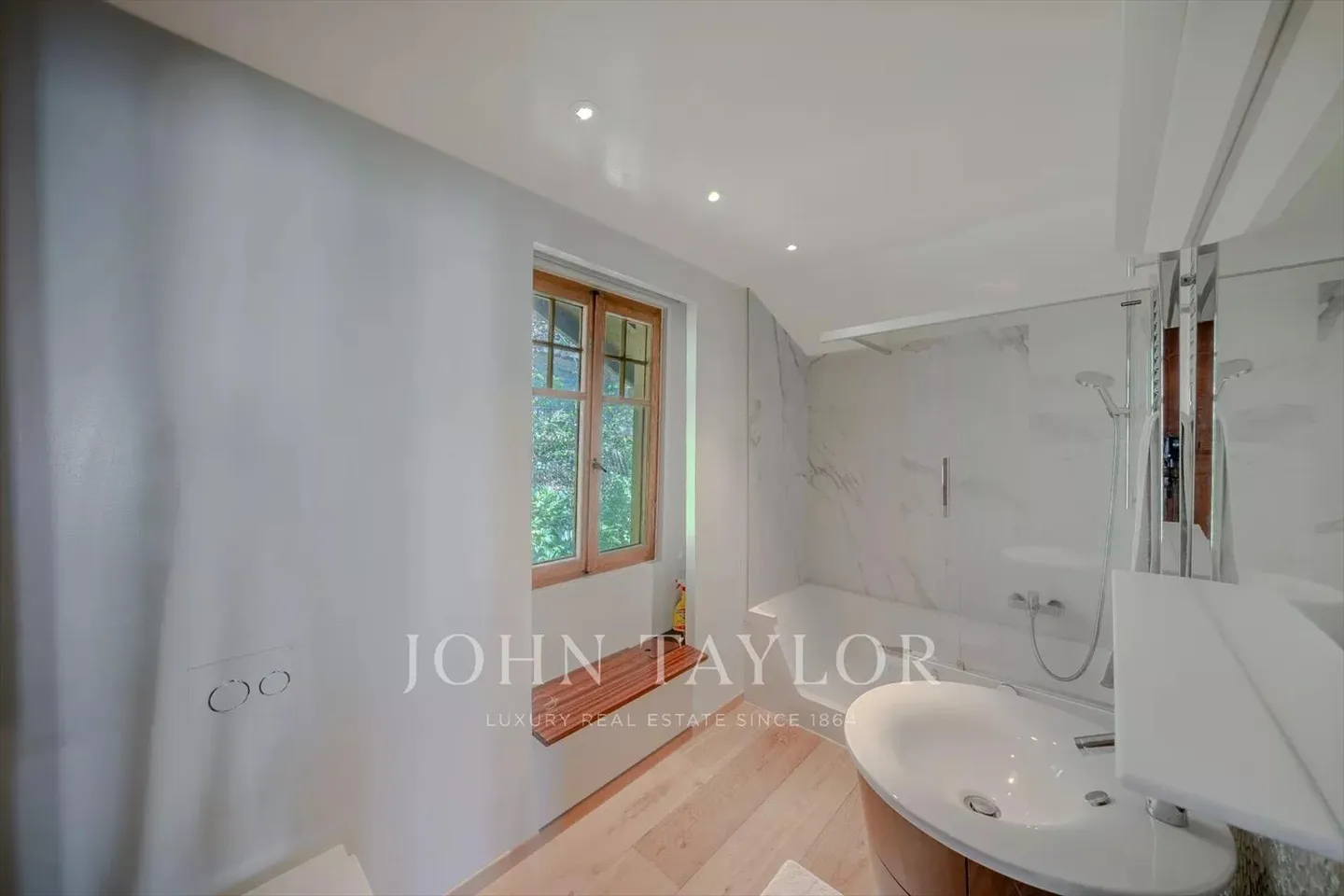 Magnificent chalet with exceptional views of the lake and mountains - Photo 8 of 13