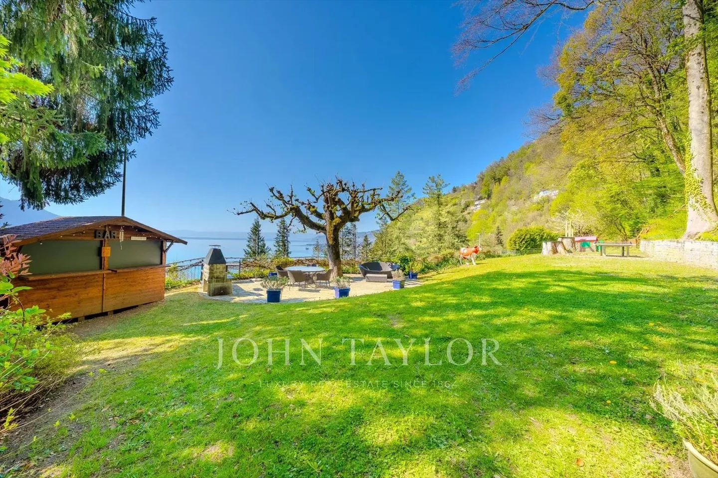 Magnificent chalet with exceptional views of the lake and mountains - Photo 12 of 13