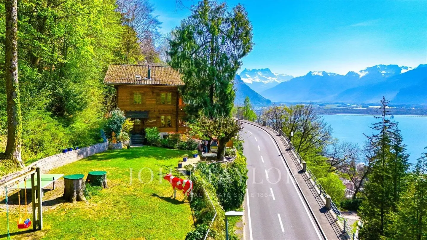 Magnificent chalet with exceptional views of the lake and mountains - Photo 13 of 13