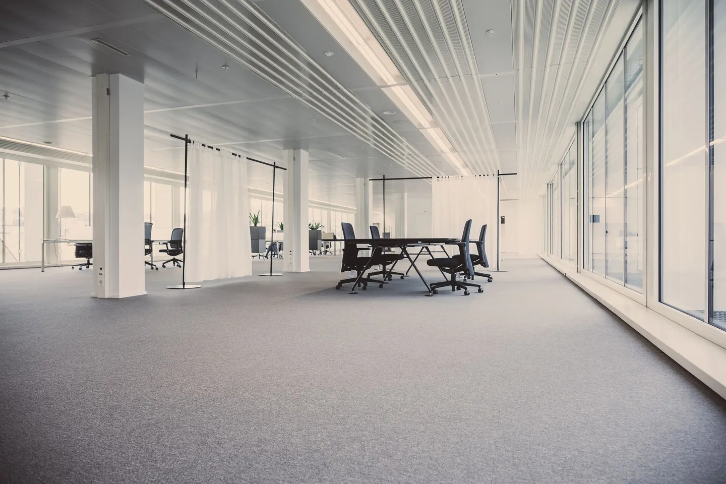 Discover our iconic office tower - Photo 2 of 13