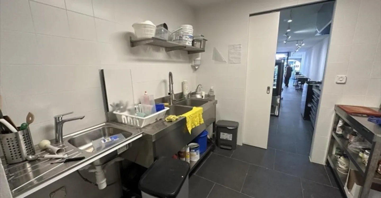 Shop for rent - Photo 1 of 5