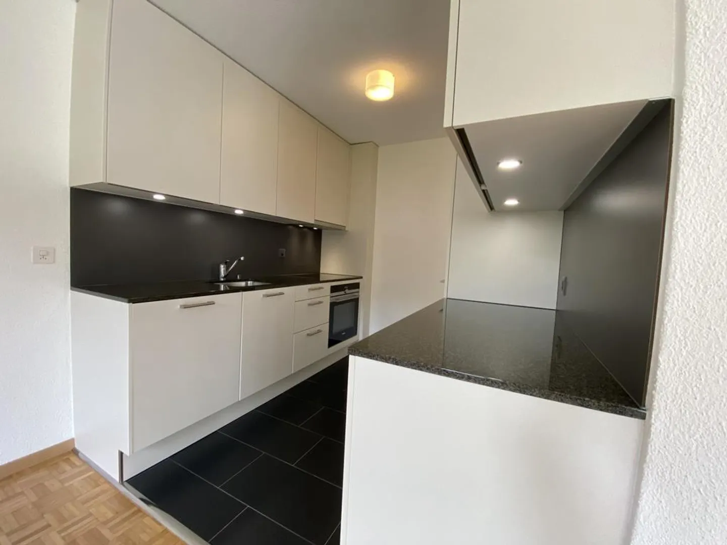 Appartement spacieux de 3,5 pièces dans un quartier résidentiel - Photo 2 sur 9