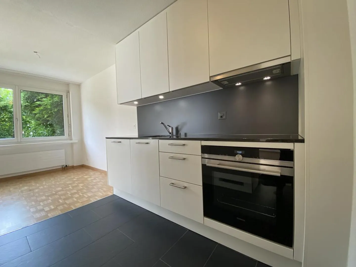Appartement spacieux de 3,5 pièces dans un quartier résidentiel - Photo 3 sur 9