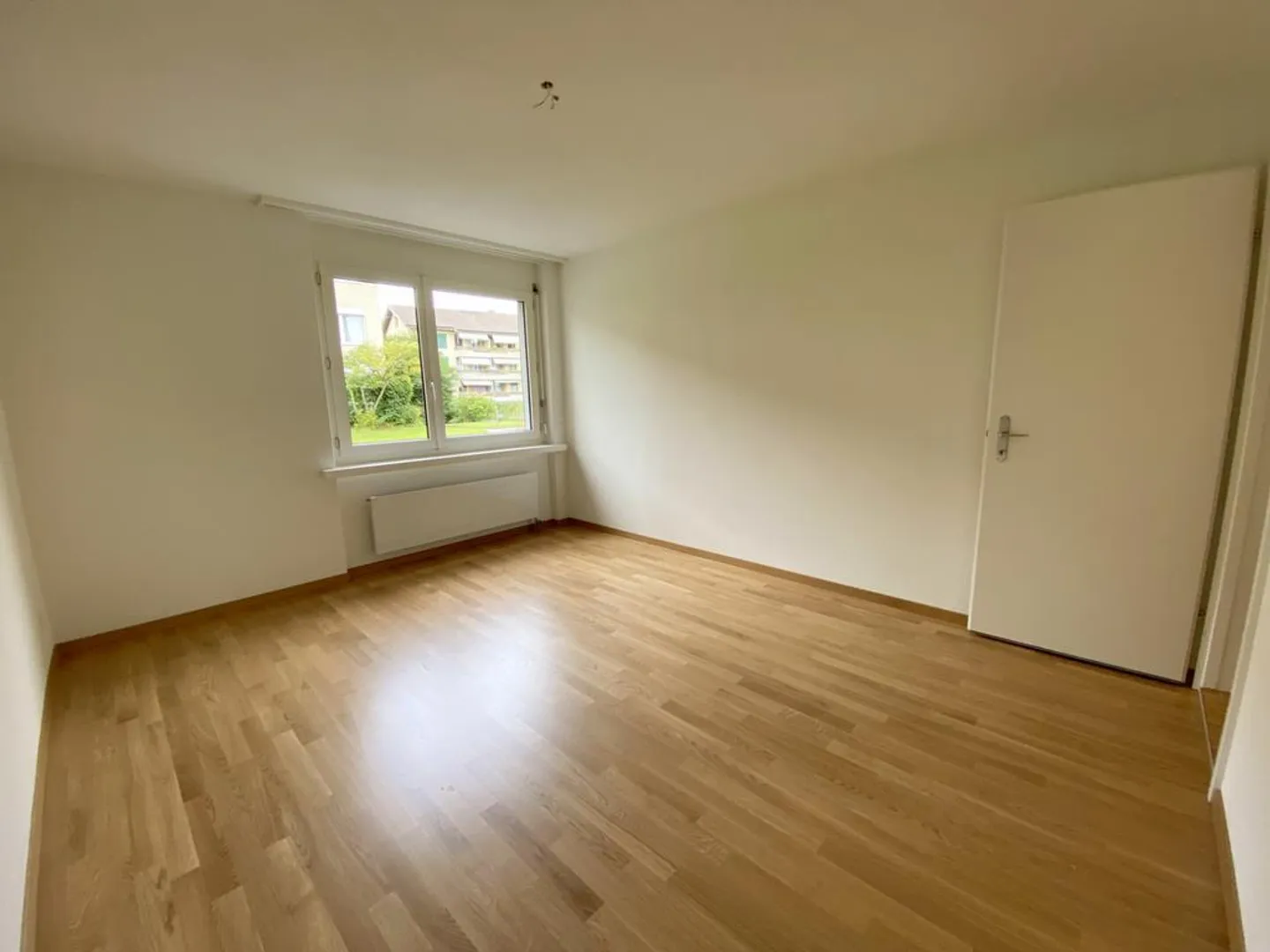 Appartement spacieux de 3,5 pièces dans un quartier résidentiel - Photo 5 sur 9