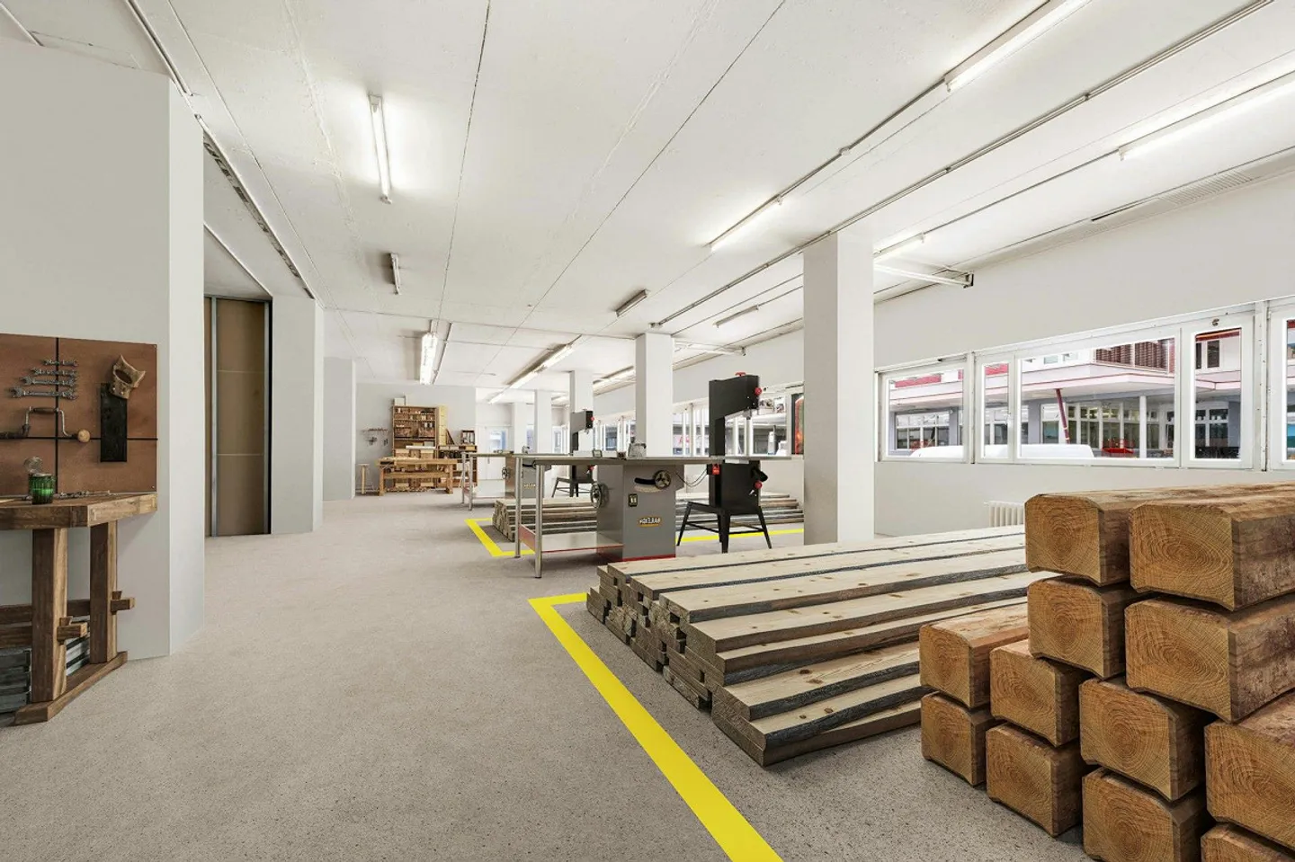 Spacious commercial space on the ground floor with direct access to ramp and goods lift - Photo 1 of 7