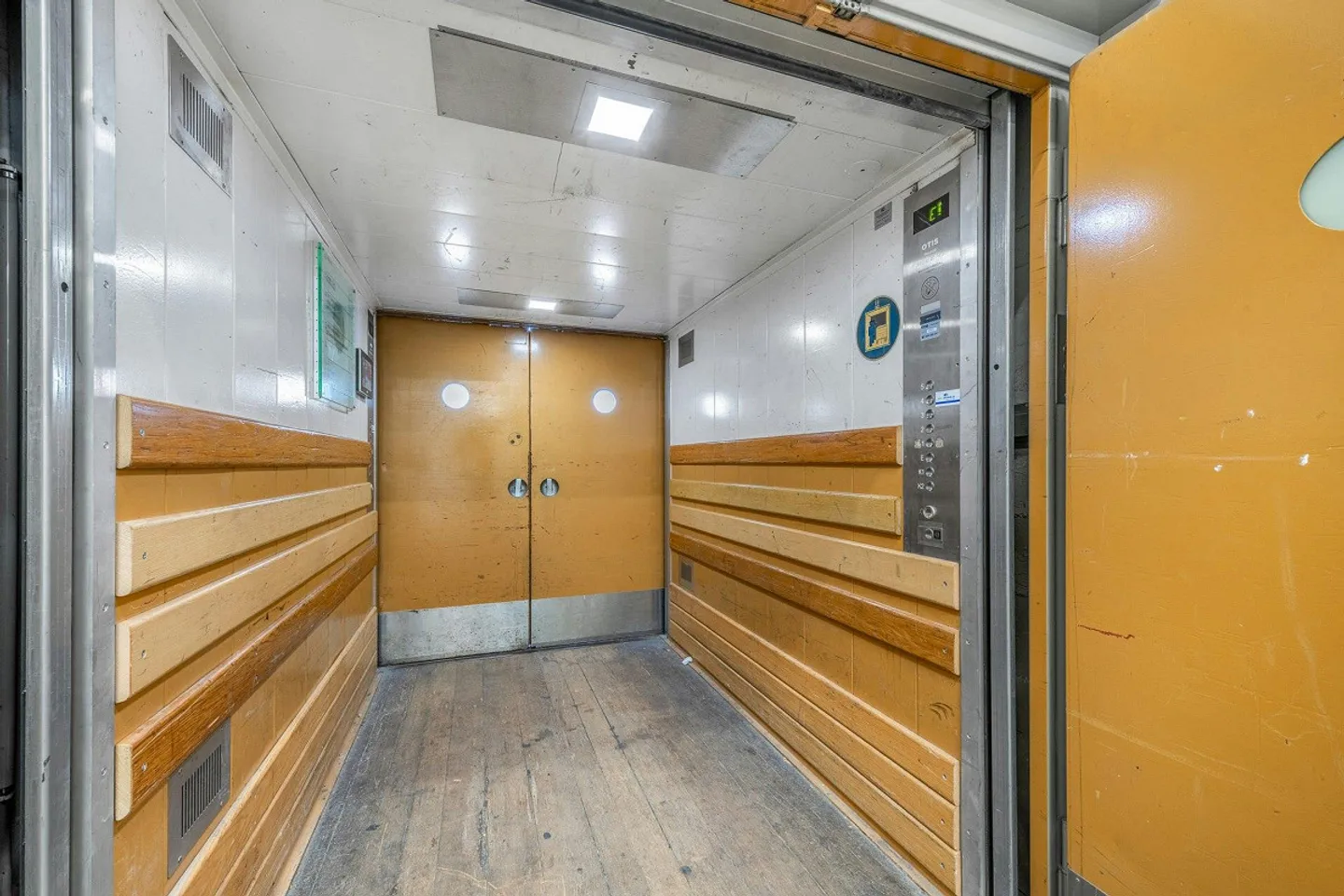 Spacious commercial space on the ground floor with direct access to ramp and goods lift - Photo 4 of 7
