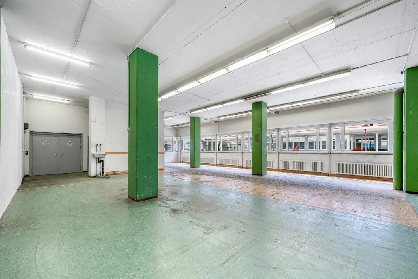 Spacious commercial space on the ground floor with direct access to ramp and goods lift - Photo 2 of 7