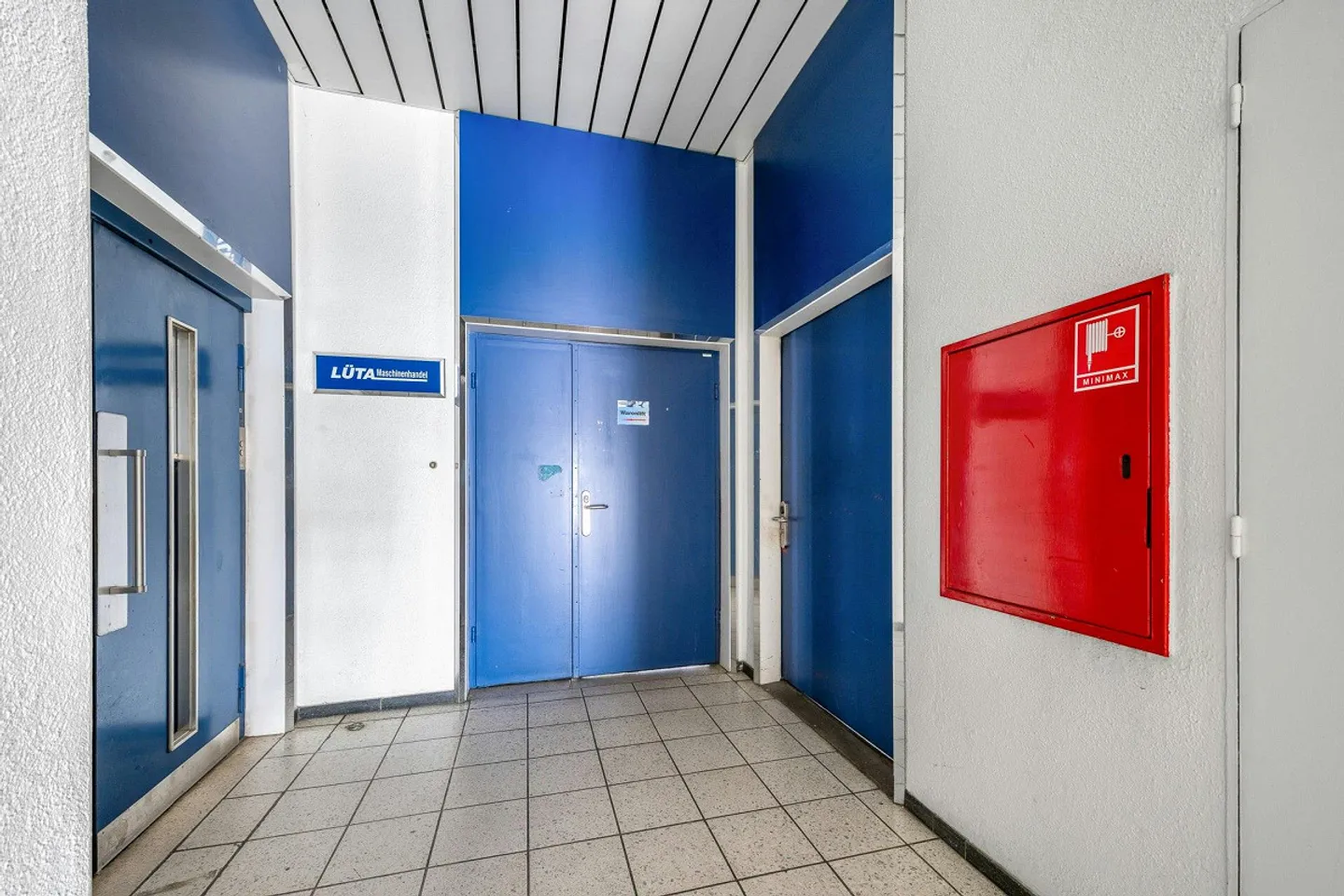 Spacious commercial space on the ground floor with direct access to ramp and goods lift - Photo 3 of 7