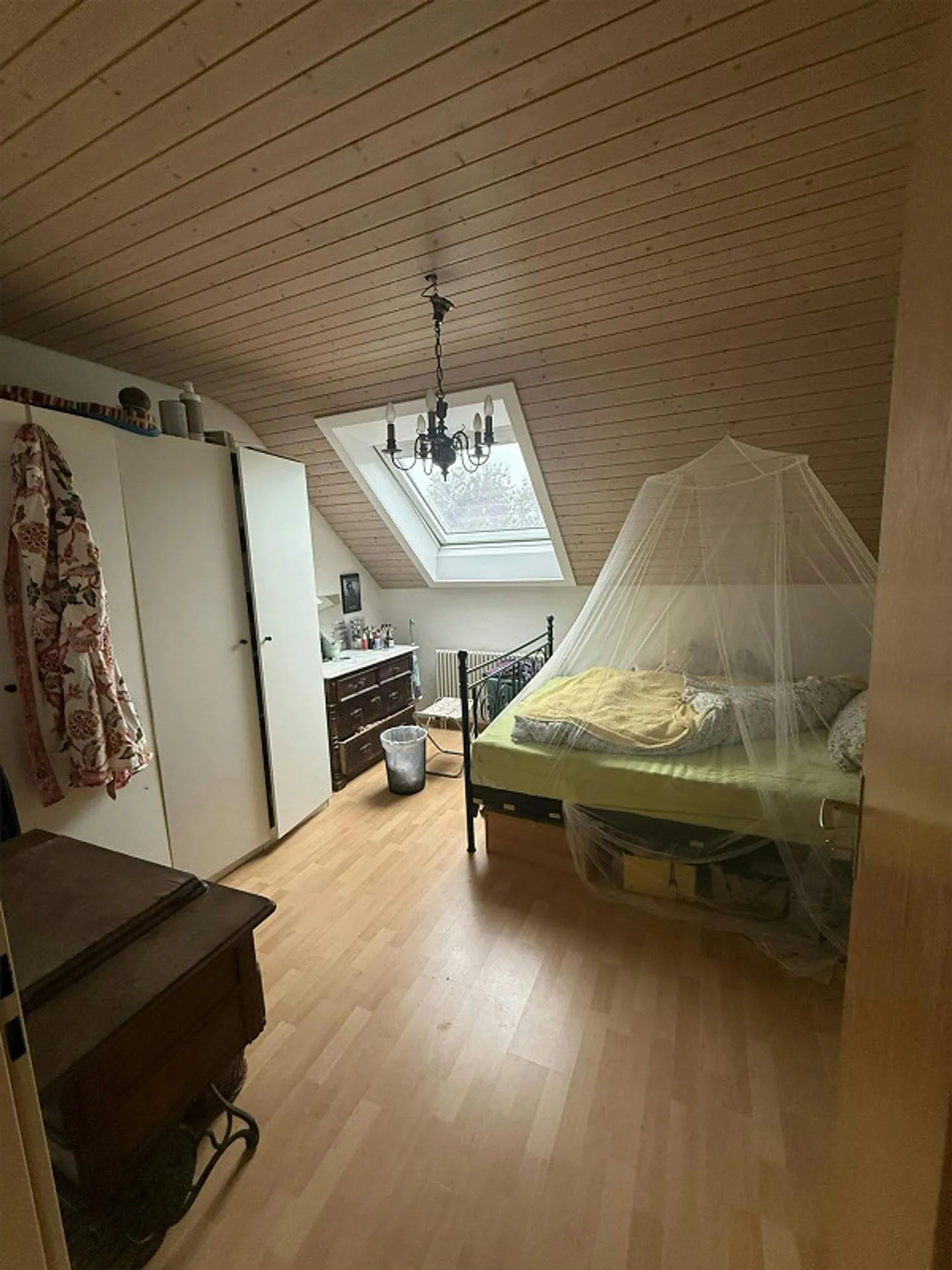 Ampio appartamento mansardato con fascino - Foto 6 di 7