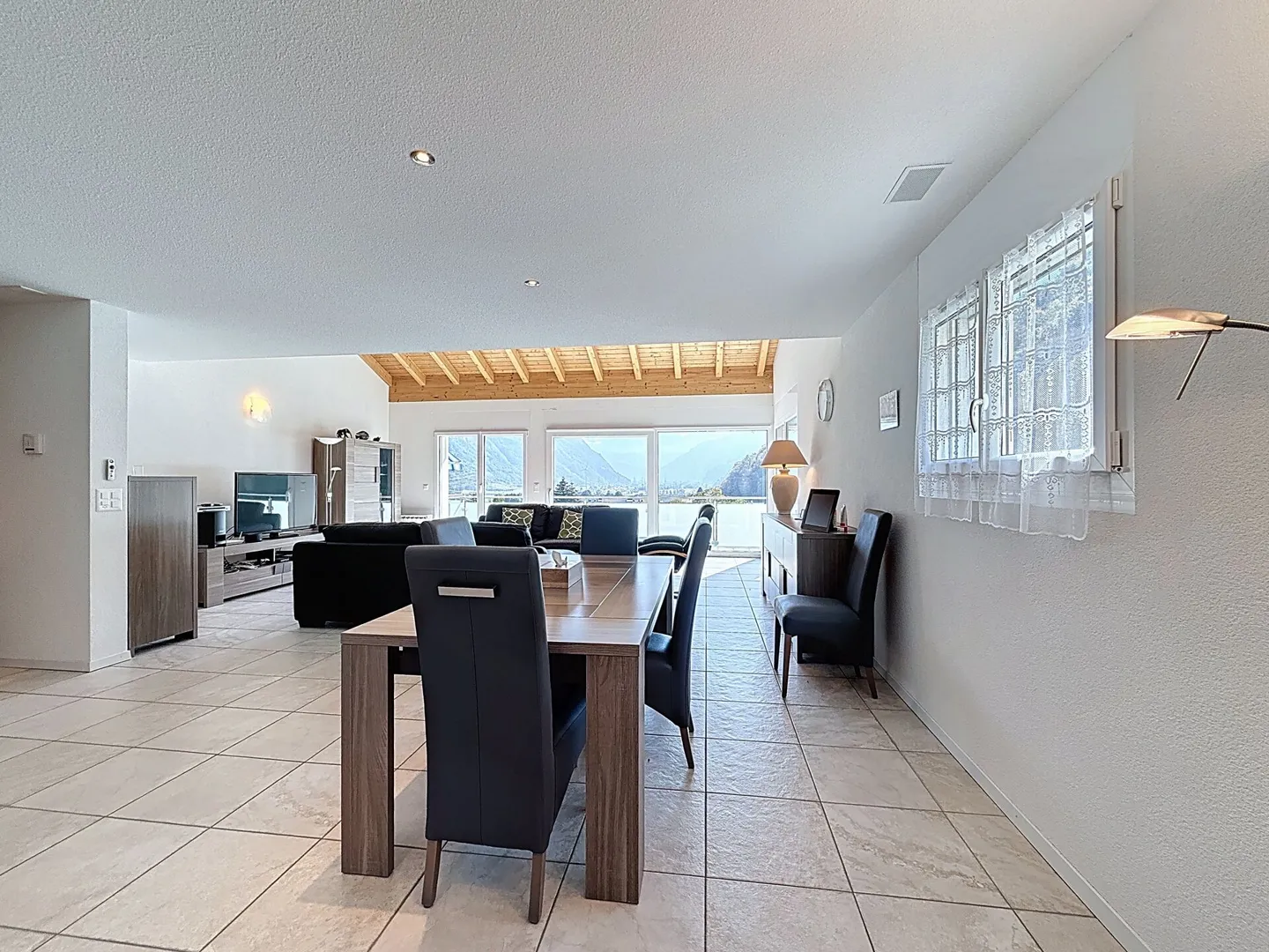 Magnificent south-facing penthouse with large terrace in Evionnaz - Photo 5 of 12