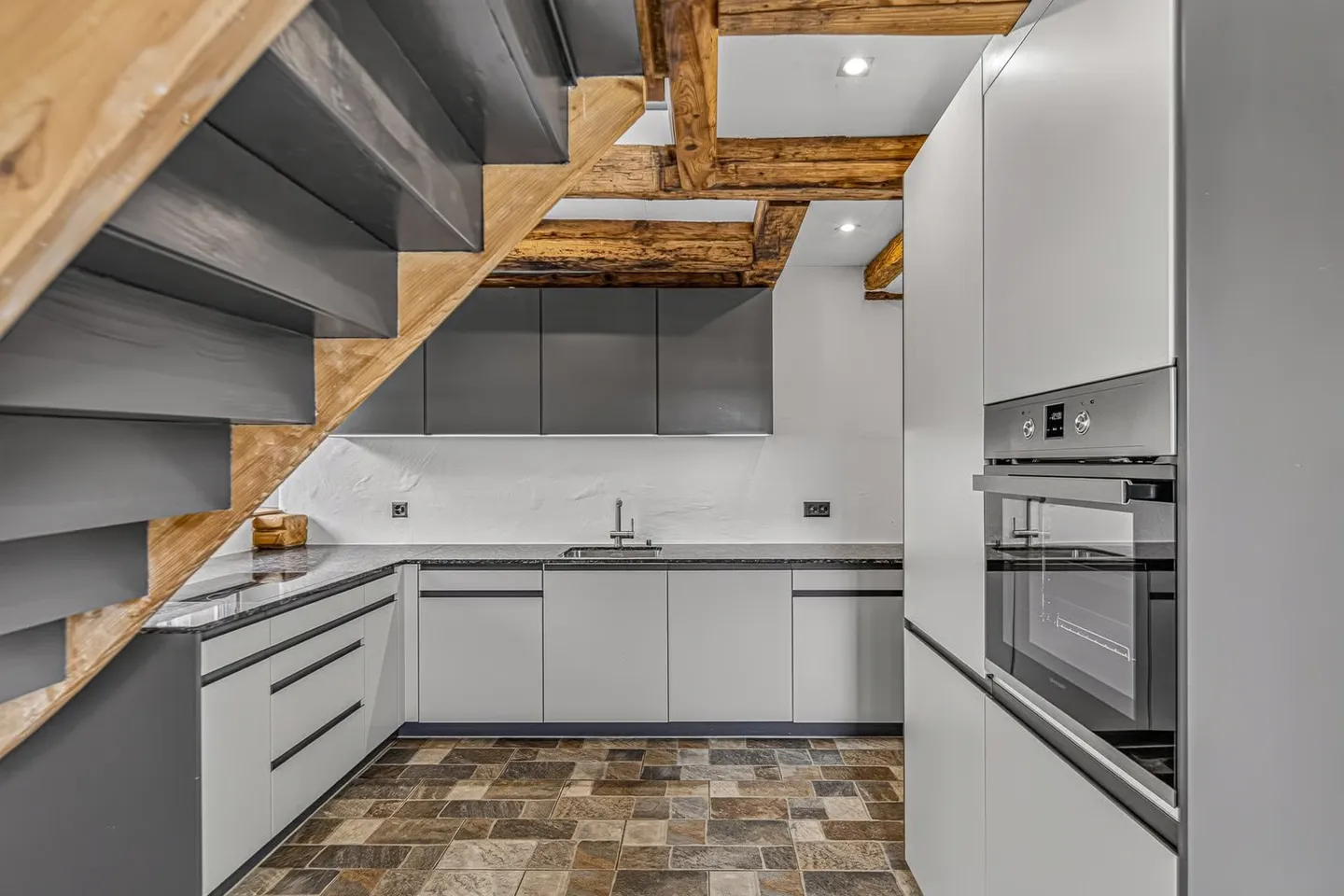 Oggetto per amatori: Casa unifamiliare ristrutturata con giardino e spazi accessori versatili - Foto 6 di 15