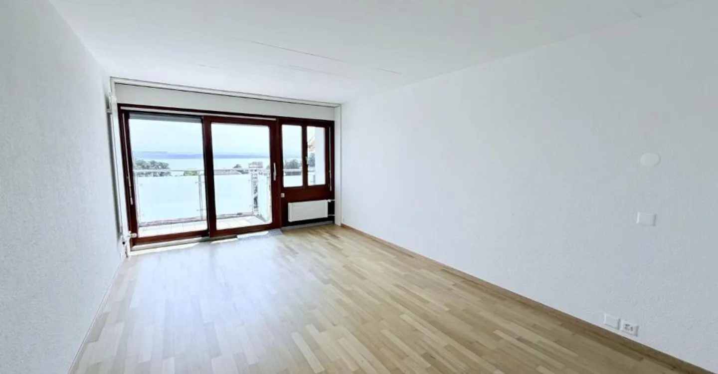 Studio ristrutturato con cornice e vista sul lago al 4° piano - Foto 2 di 6