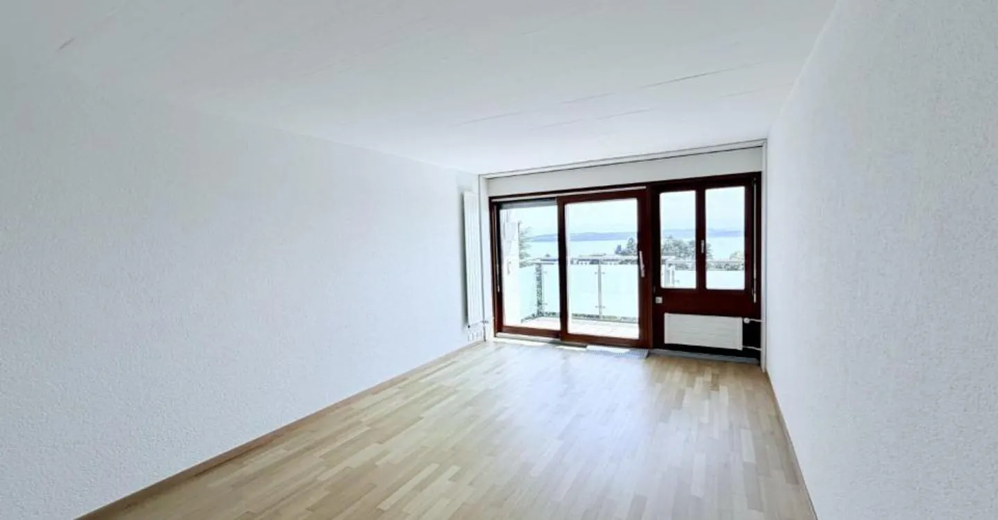 Studio ristrutturato con cornice e vista sul lago al 4° piano - Foto 1 di 6