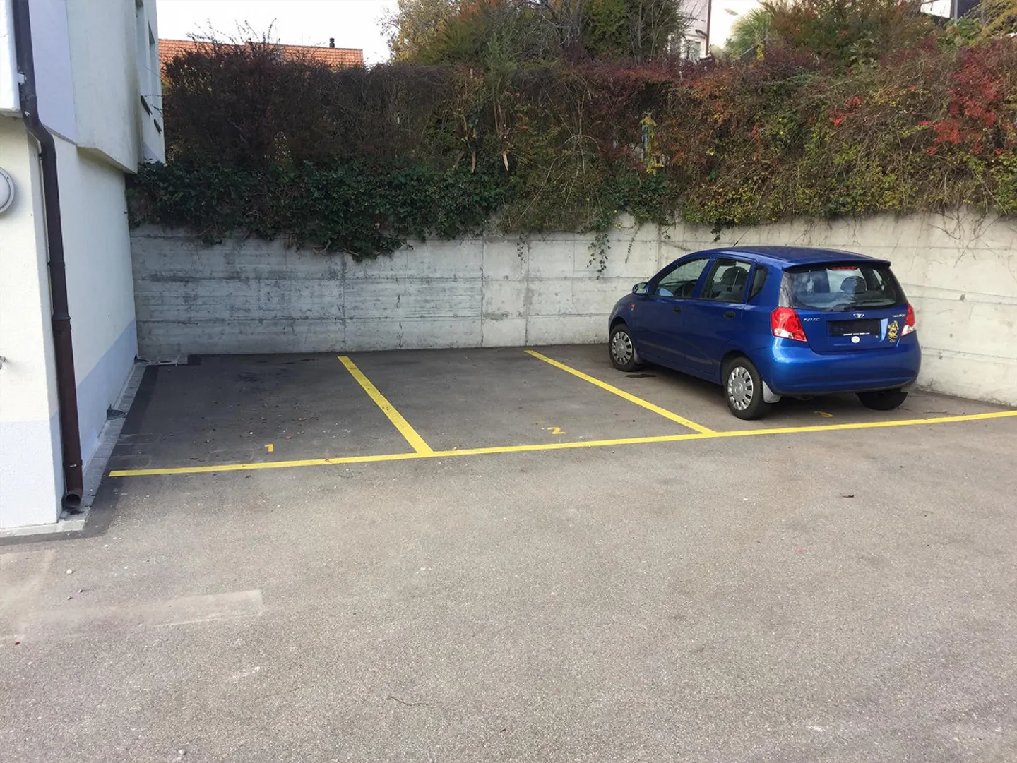 Aussenparkplatz - Foto 1 von 2