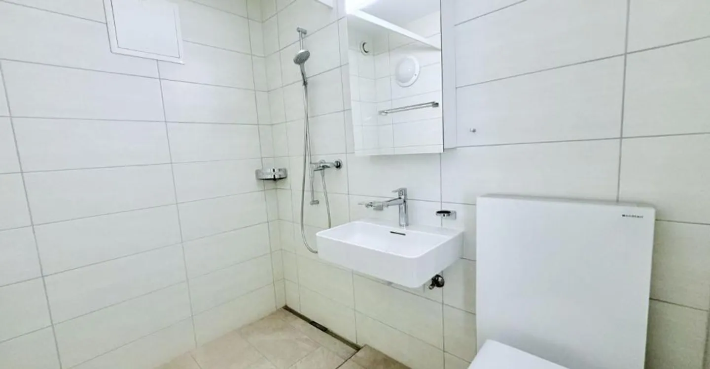 Studio ristrutturato con cornice e vista sul lago al 4° piano - Foto 4 di 6