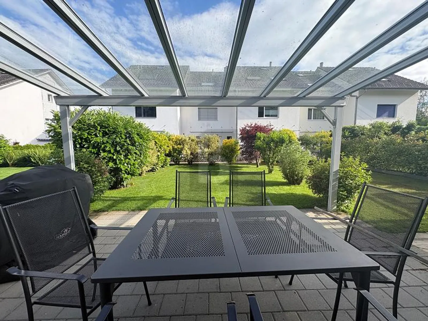 Family-Friendly Living with Beautiful Garden - Photo 3 of 6