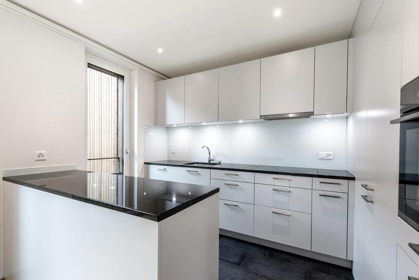 Moderne 4.5-Zimmer-Wohnung mit Balkon - Foto 8 von 9