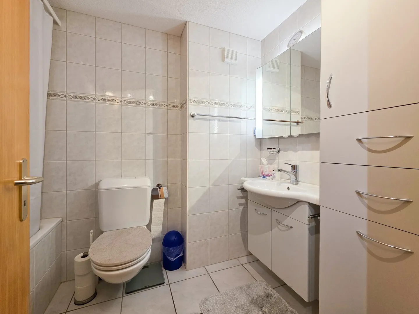Attraktive 3.5-Zimmer-Erdgeschosswohnung in einem Zweifamilienhaus in Kandersteg - Photo 14 of 29