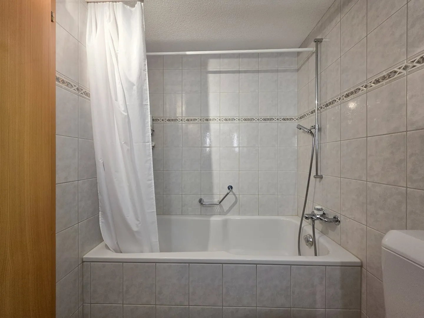 Attraktive 3.5-Zimmer-Erdgeschosswohnung in einem Zweifamilienhaus in Kandersteg - Photo 15 of 29