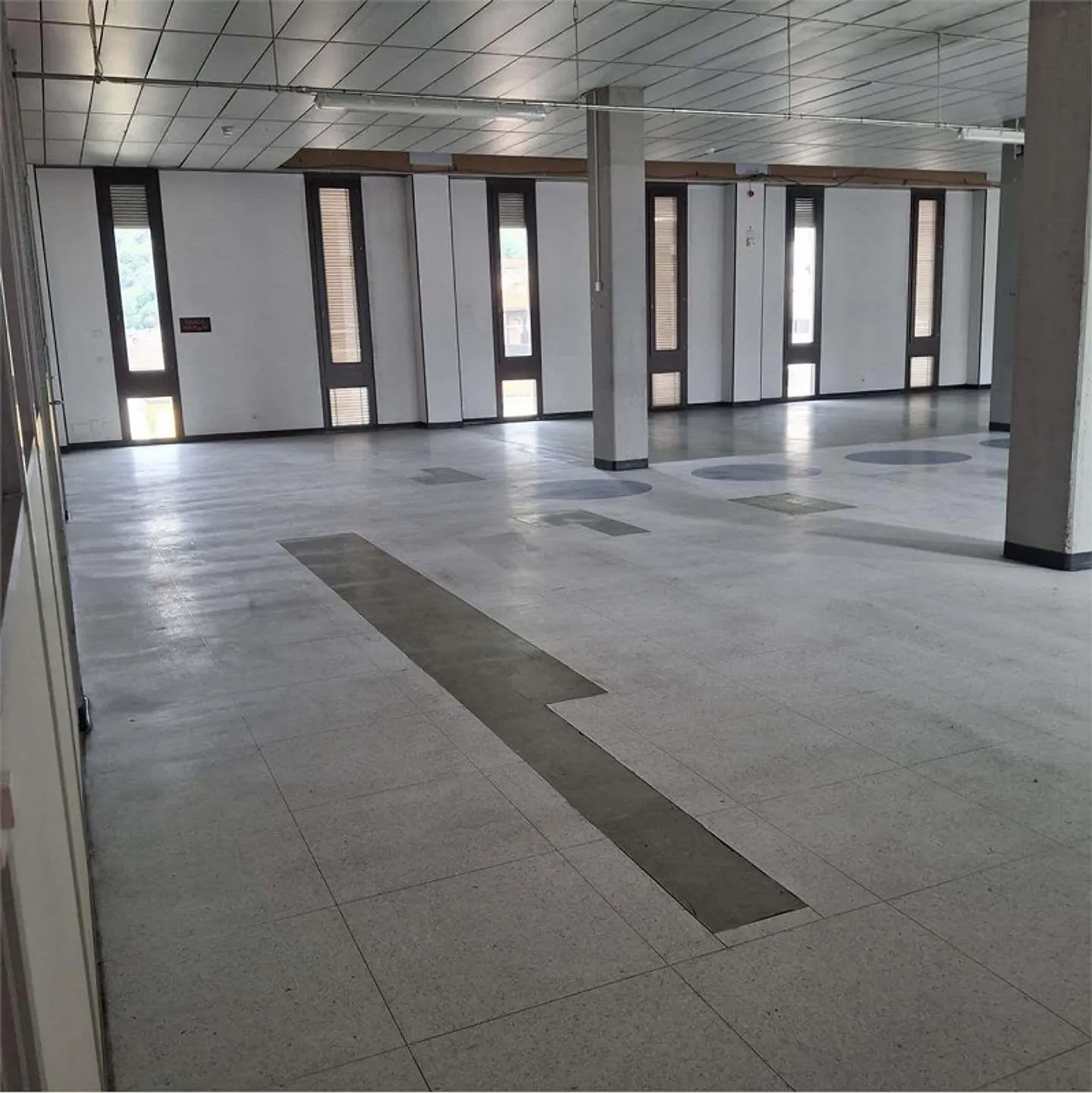 Proprietà in affitto: Spazi commerciali spaziosi nel centro di Bellinzona ristrutturati - Foto 2 di 4