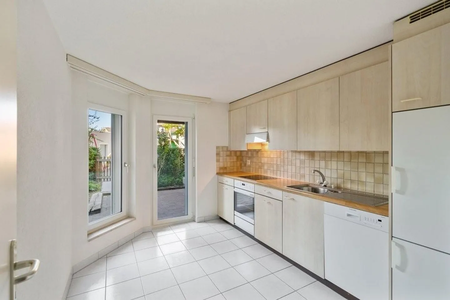 Charming Apartment with Terrace - Photo 3 of 6