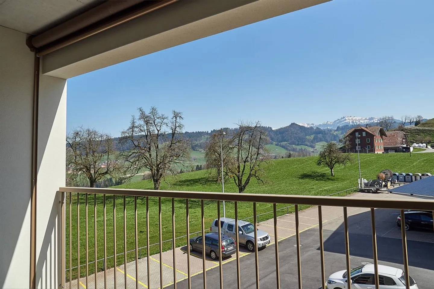 Appartamento moderno di 3,5 stanze - vivere a contatto con la natura con panorama montano - Foto 1 di 10