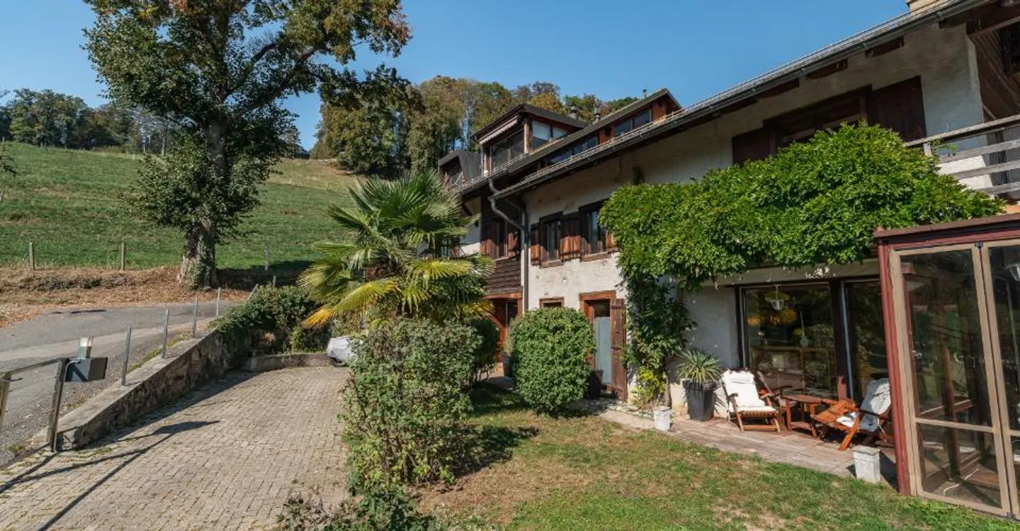 Character duplex in a 19th-century farmhouse, facing Lake Geneva and the Alps - Photo 1 of 11