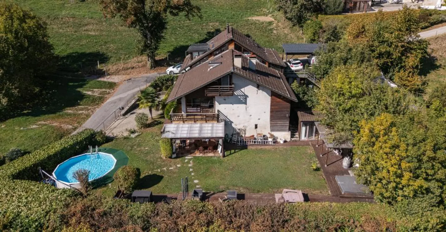 Character duplex in a 19th-century farmhouse, facing Lake Geneva and the Alps - Photo 11 of 11