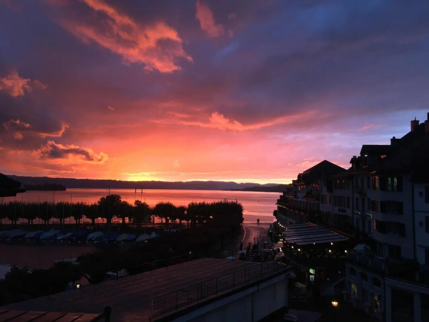 Vue sur le lac et la promenade - Photo 11 sur 13