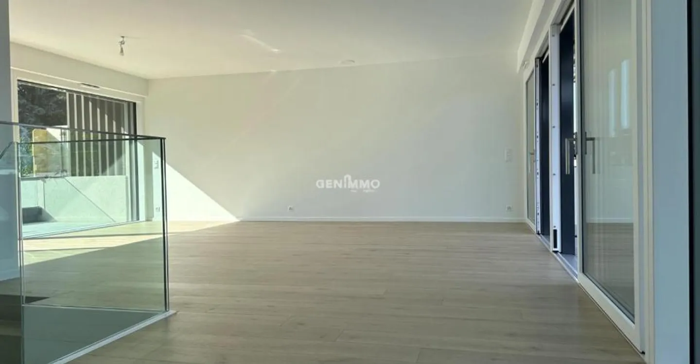 For Rent triplex with magnificent lake view! - Photo 4 of 7