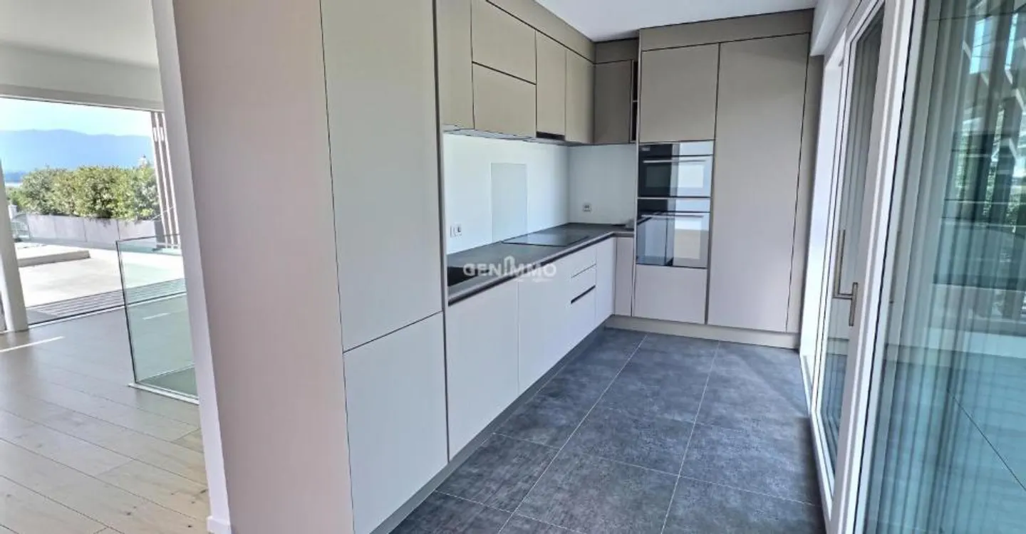 For Rent triplex with magnificent lake view! - Photo 2 of 7