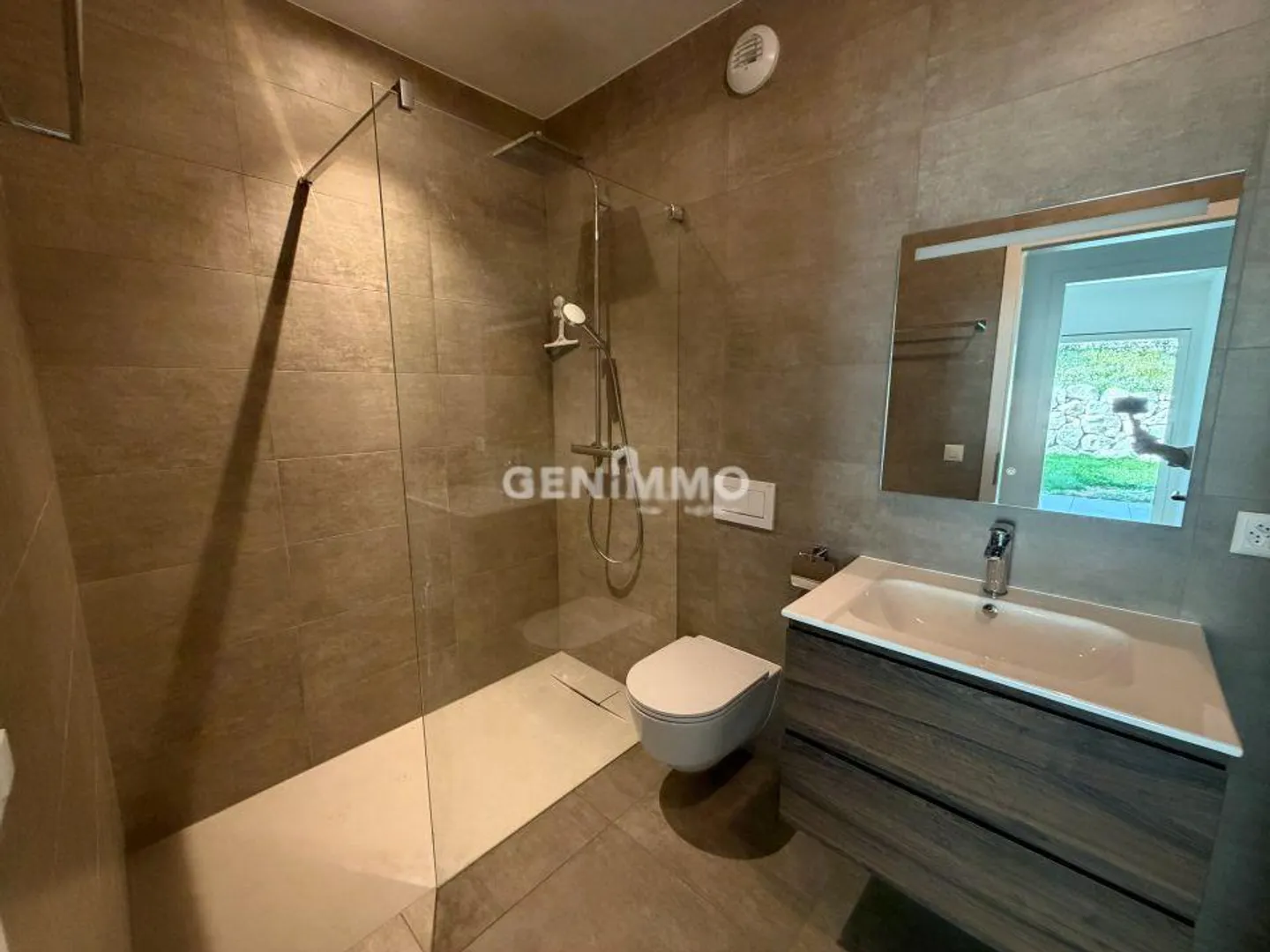 For Rent triplex with magnificent lake view! - Photo 7 of 7