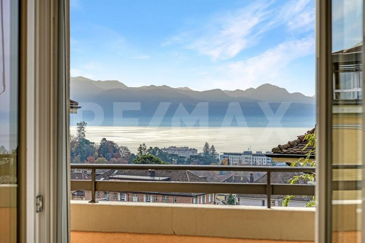 Charming 2.5 rooms with balcony and lake view just a few minutes walk... - Photo 1 of 8